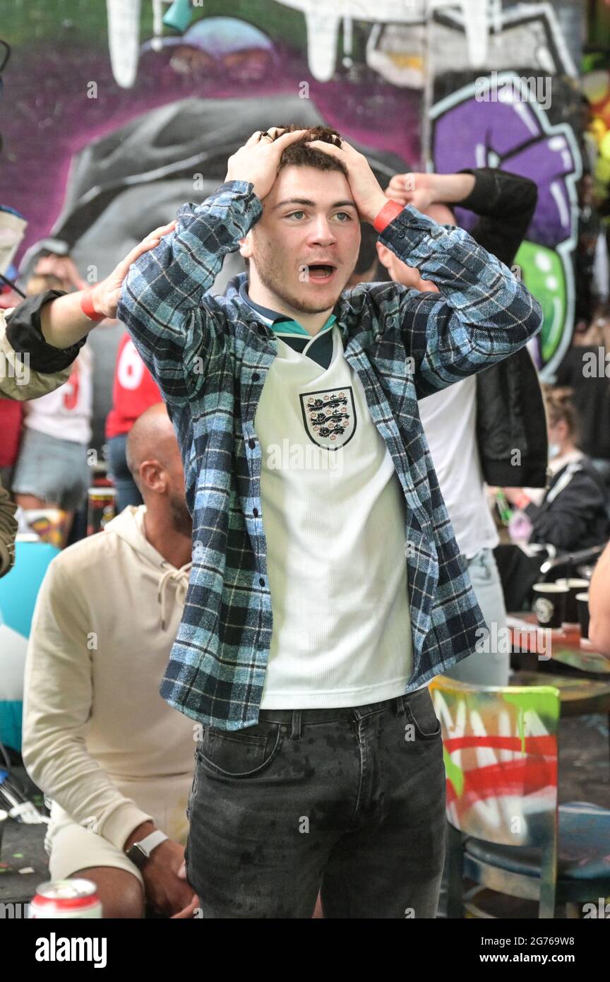 Digbeth, Birmingham, Royaume-Uni 11 juillet 2021 les fans de football anglais célèbrent un but contre l'Italie lors de la finale de l'Euro 2020. Les fans ont éclaté en regardant le bar pop-up Big Fang sous les arches de chemin de fer dans le centre-ville de Birmingham. Photo par crédit : arrêter presse Media/Alamy Live News Banque D'Images