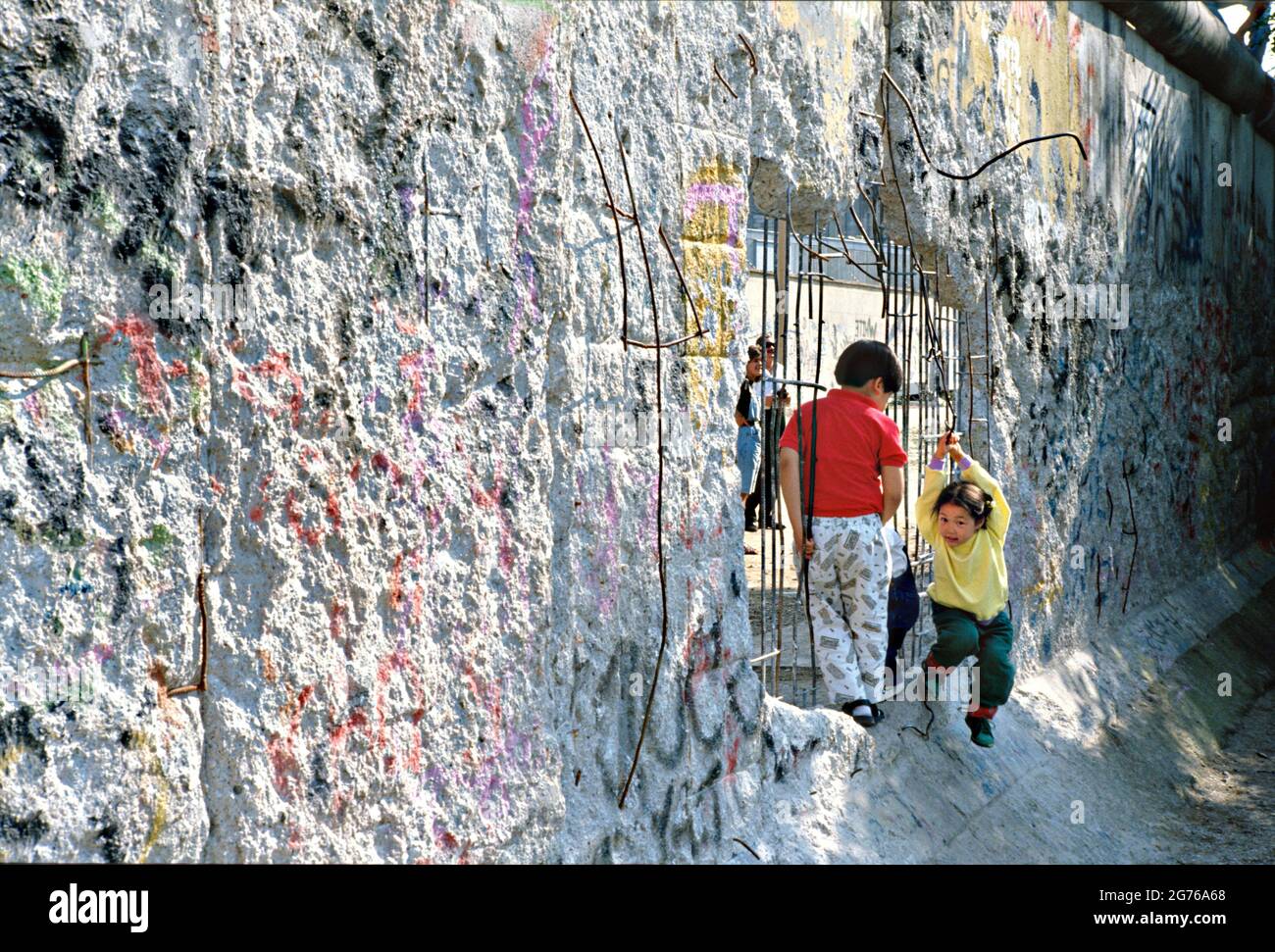 Berlin, Allemagne. 20 avril 1990. Les enfants jouent dans une section du mur de Berlin, ébouillée par des chasseurs de souvenirs le 20 avril 1990 à Berlin-Ouest, en Allemagne de l'Ouest. Le mur qui séparait l'Allemagne de l'est et l'Allemagne de l'Ouest est tombé le 9 novembre 1989. Banque D'Images