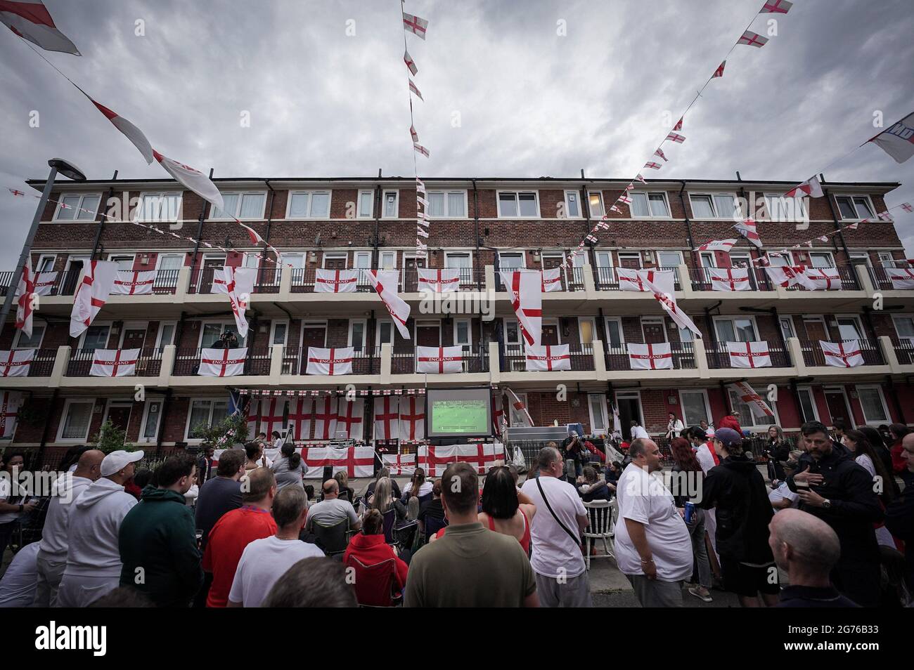 Londres, Royaume-Uni. 11 juillet 2021. UEFA EURO 2020: Angleterre contre Italie. Les résidents de la succession Kirby à Bermondsey montrent leur soutien lors du match final de ce soir. Credit: Guy Corbishley/Alamy Live News Banque D'Images