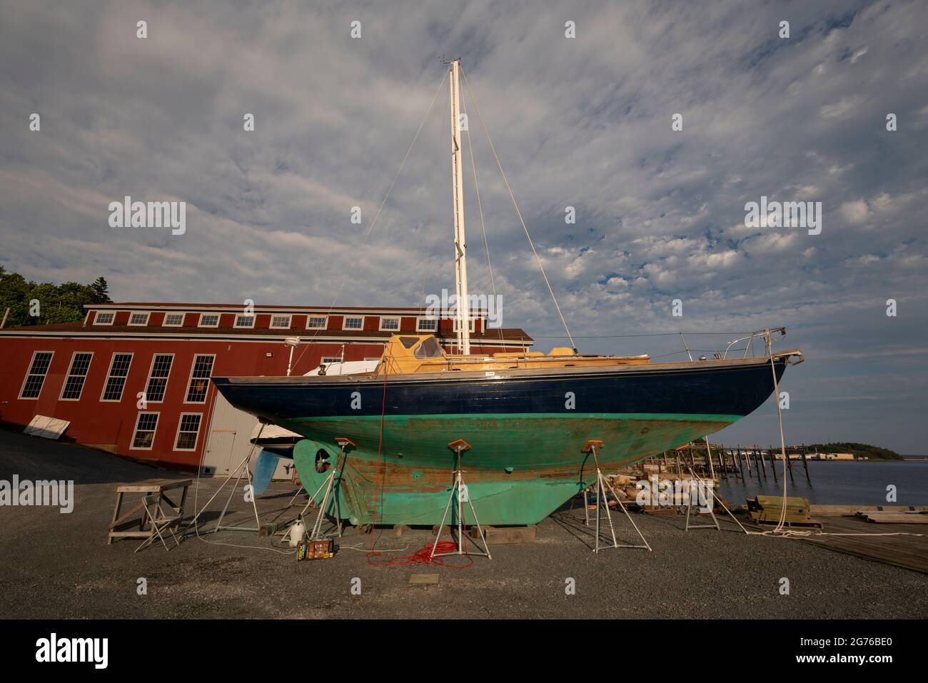 Un silp en cale sèche pour la repose se trouve sur la baie de Lunenburg, en Nouvelle-Écosse. Banque D'Images