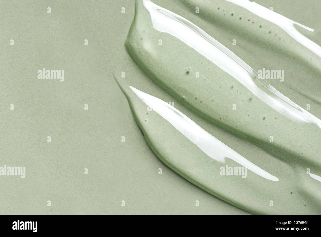 Texture gel sur fond vert gros plan. Produits cosmétiques en gel transparent. Banque D'Images