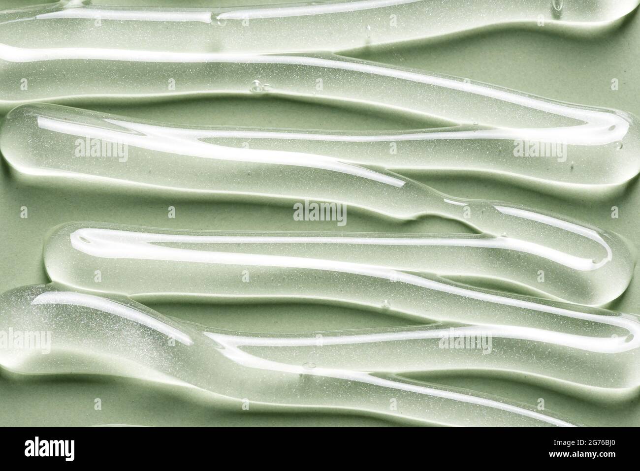 Texture gel sur fond vert gros plan. Produits cosmétiques en gel transparent. Banque D'Images