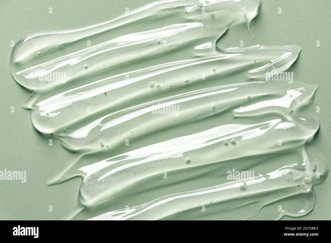 Texture gel sur fond vert gros plan. Produits cosmétiques en gel transparent. Banque D'Images