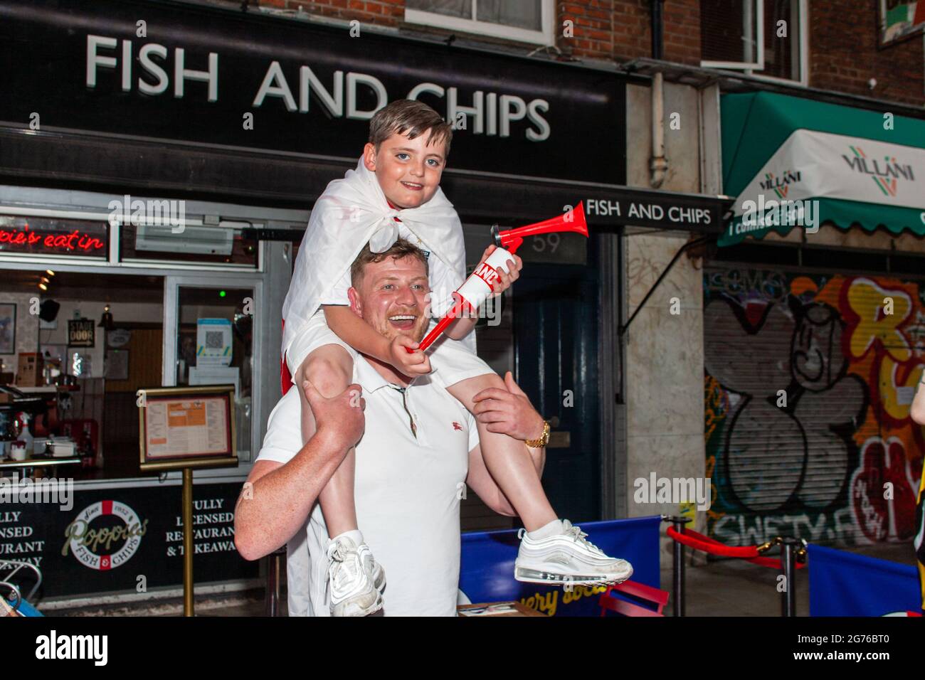 Londres, Angleterre. 11 juillet 2021. Père et fils se préparer pour le match dans Soho Credit: Stefan Weil/Alay Live News Banque D'Images