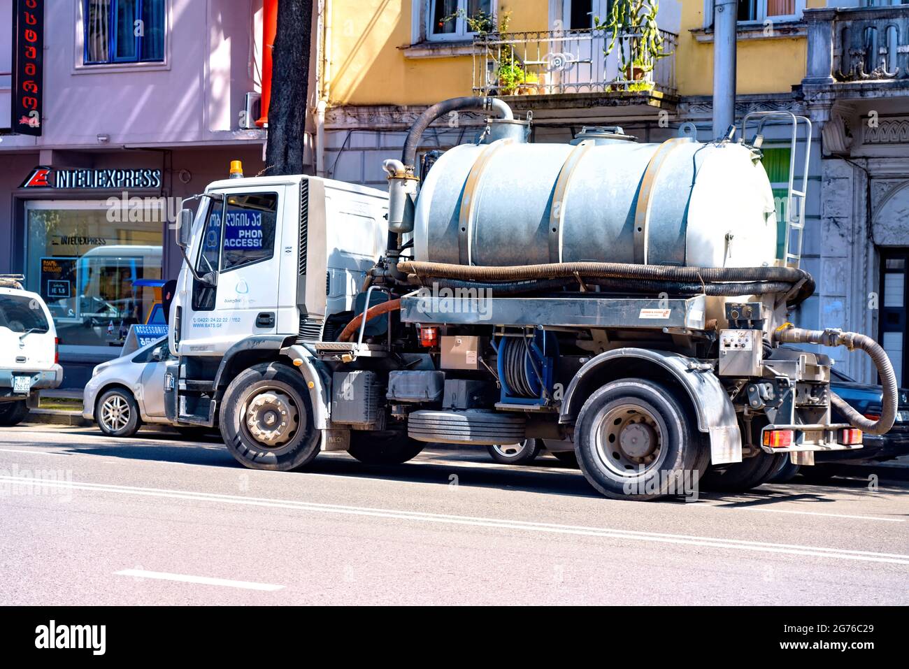 Batumi, Géorgie - 7 avril 2021 : camion d'égout dans la rue Banque D'Images