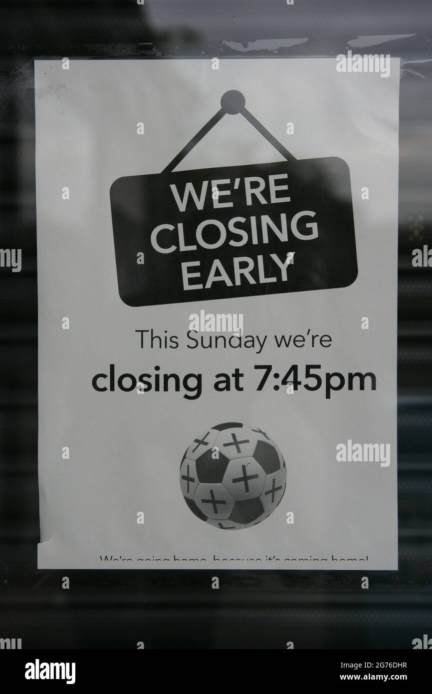 Beverley, Royaume-Uni. 11 juillet 2021. Les magasins de tout le pays ferment tôt pour permettre au personnel de regarder l'Angleterre dans la finale du tournoi Euro 2020 contre l'Italie à Wembley, la première finale pour l'Angleterre depuis 1966, il y a 55 ans. Crédit : Barry Anson/Alamy Live News Banque D'Images