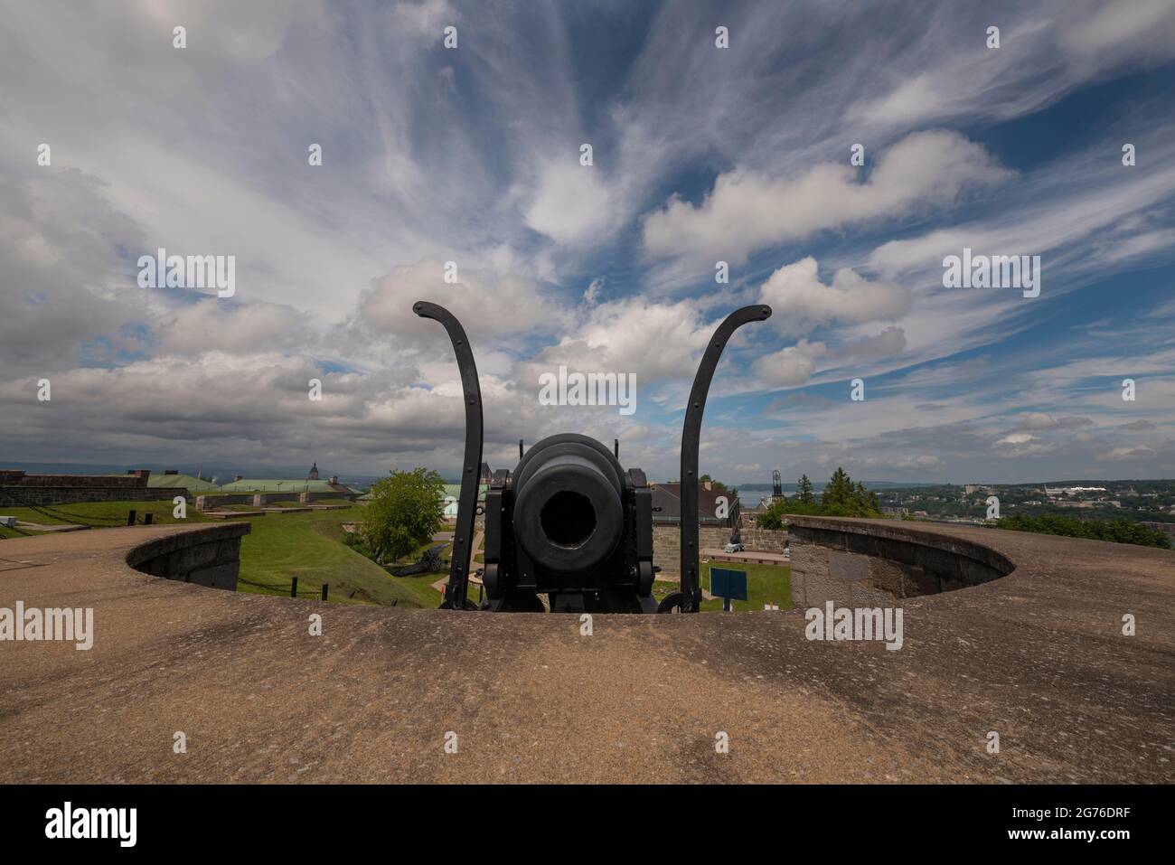 Un canon lourd est pointé sur le Saint-Laurent à la Citadelle de Québec. Banque D'Images