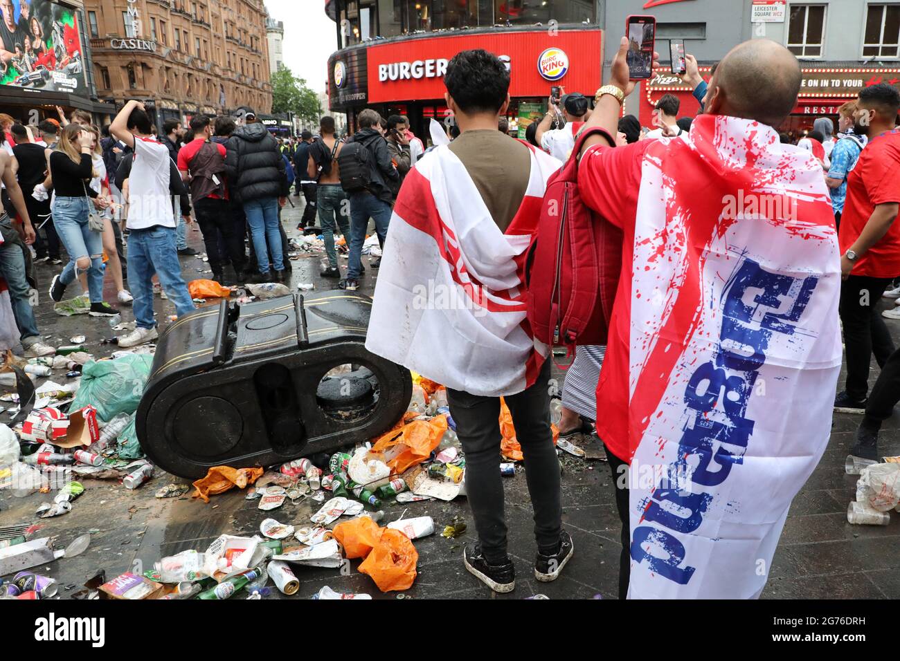 Londres, Royaume-Uni. 11 juillet 2021. Les fans de football d'Angleterre qui célèbrent à Leicester Square avant la finale Italie / Angleterre de 2000 euros à Leicester Square, Londres, et créant une énorme quantité de déchets. Crédit : Paul Brown/Alay Live News Banque D'Images