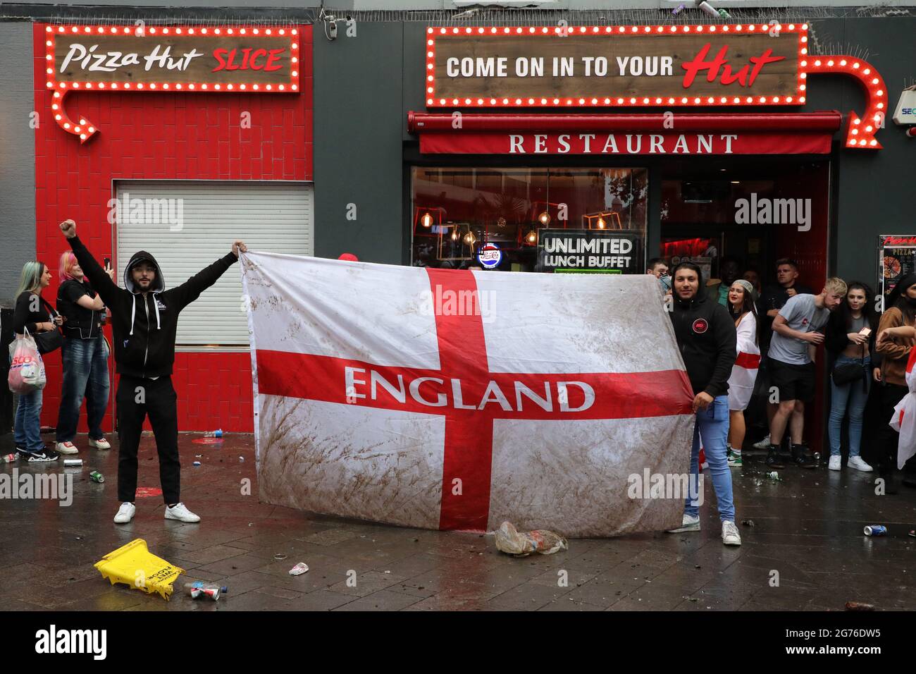 Londres, Royaume-Uni. 11 juillet 2021. Les fans de football d'Angleterre qui célèbrent à Leicester Square avant la finale Italie / Angleterre de 2000 euros à Leicester Square, Londres, et créant une énorme quantité de déchets. Crédit : Paul Brown/Alay Live News Banque D'Images
