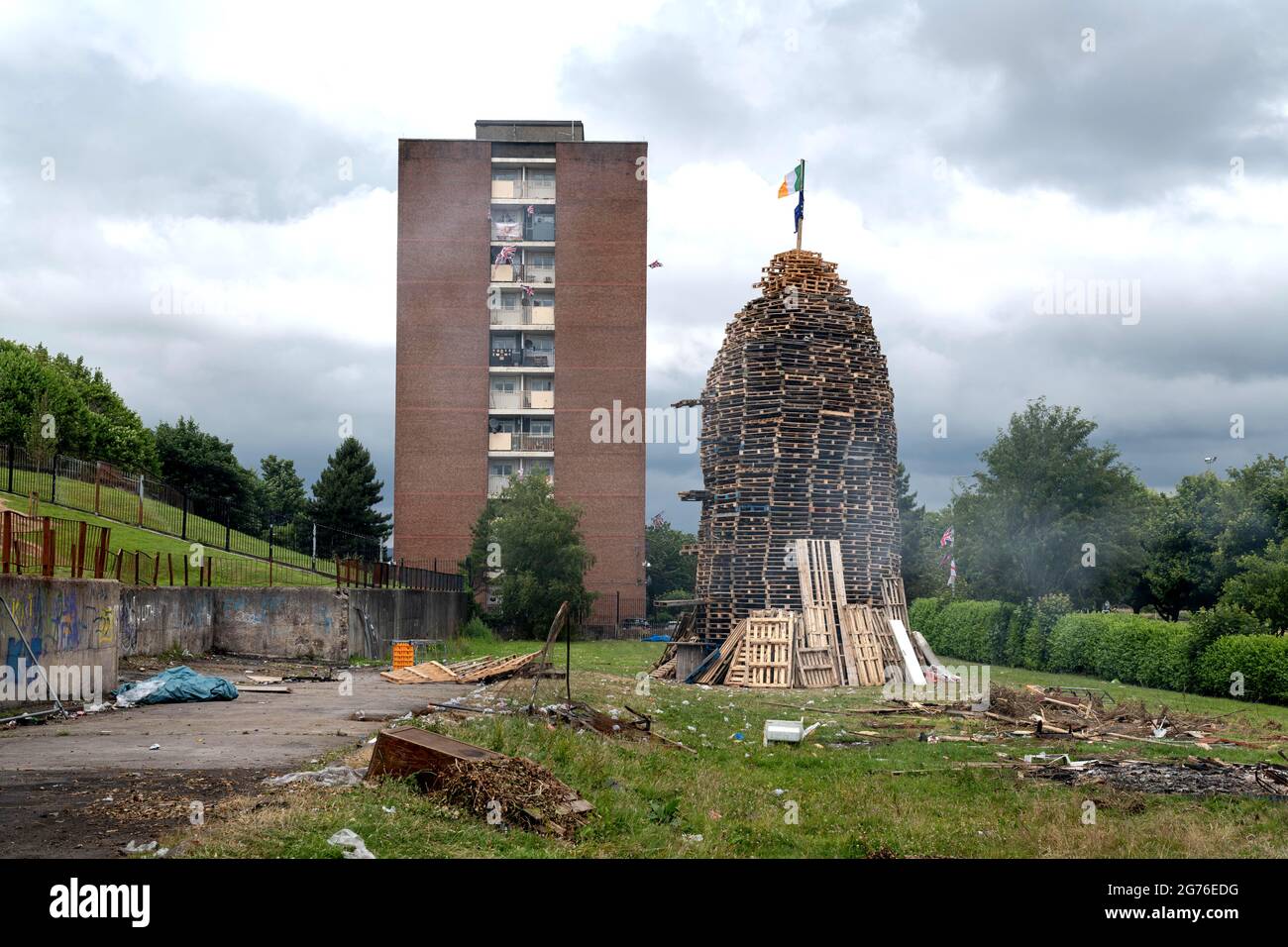 Pyre de feu de joie au domaine de Mount Vernon sur la route Shore, North Belfast. Les préparatifs sont en cours pour la nuit de feu de joie du 11 juillet à Belfast avant les marches annuelles de l'ordre Orange du 12 juillet. Cette année marque le centenaire de la formation de l'Irlande du Nord et est aussi la première marche Orange autorisée depuis le début de la pandémie. La saison des marches a chuté pendant une période tendue où les protocoles du Brexit provoquent des débats politiques et des divisions communautaires, menaçant un retour à une volatilité jamais vue depuis l'époque des "troubles". (Photo de Graham Martin/SOPA Images/Sipa USA) Banque D'Images