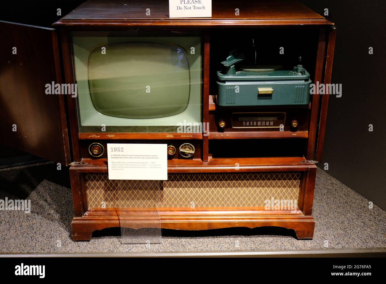 1957 Console de télévision et phonographe Vintage Philco Banque D'Images