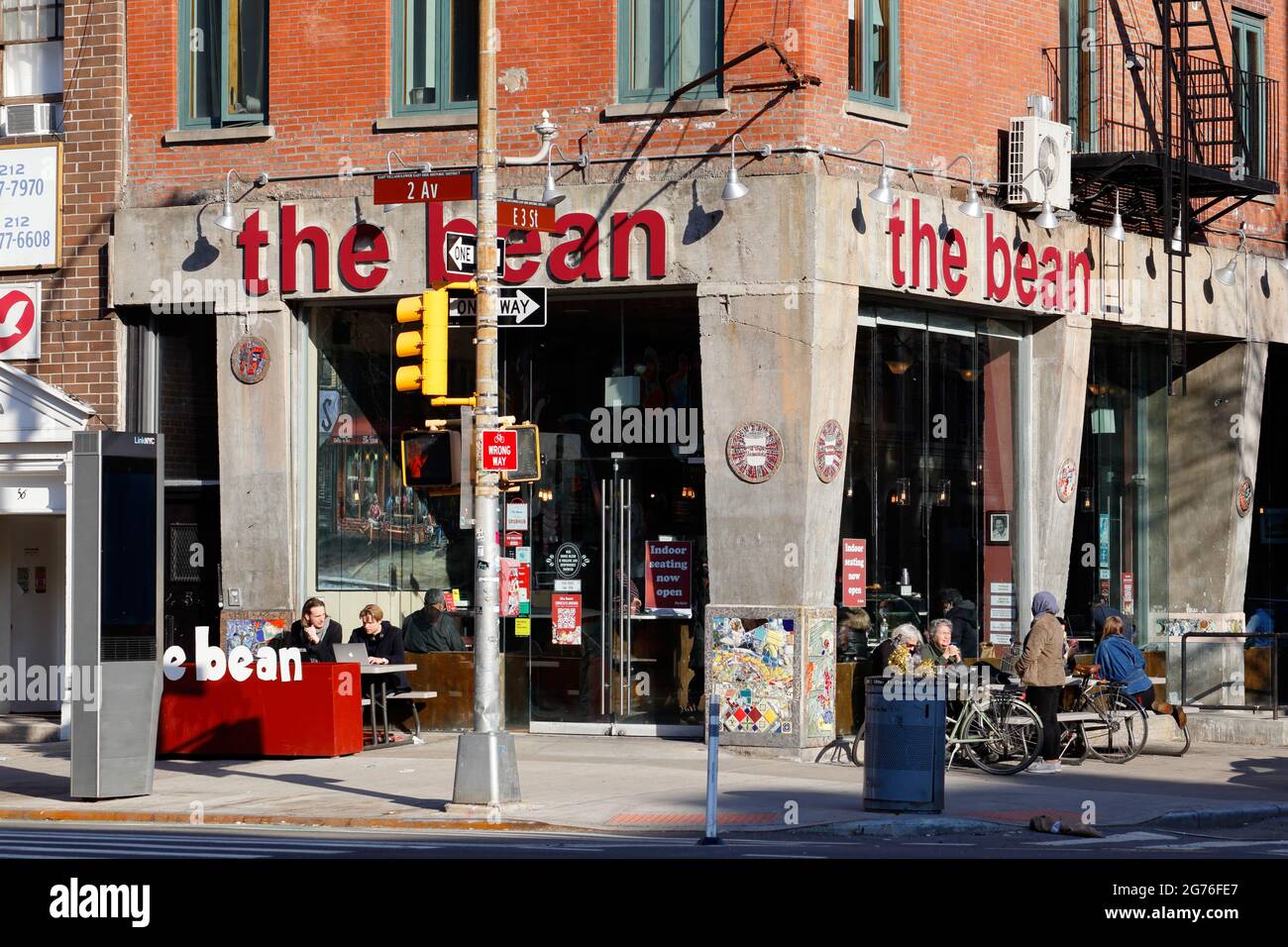 The Bean, 54 2nd Ave, New York, NY. Façade extérieure d'un café dans le quartier East Village de Manhattan. Banque D'Images
