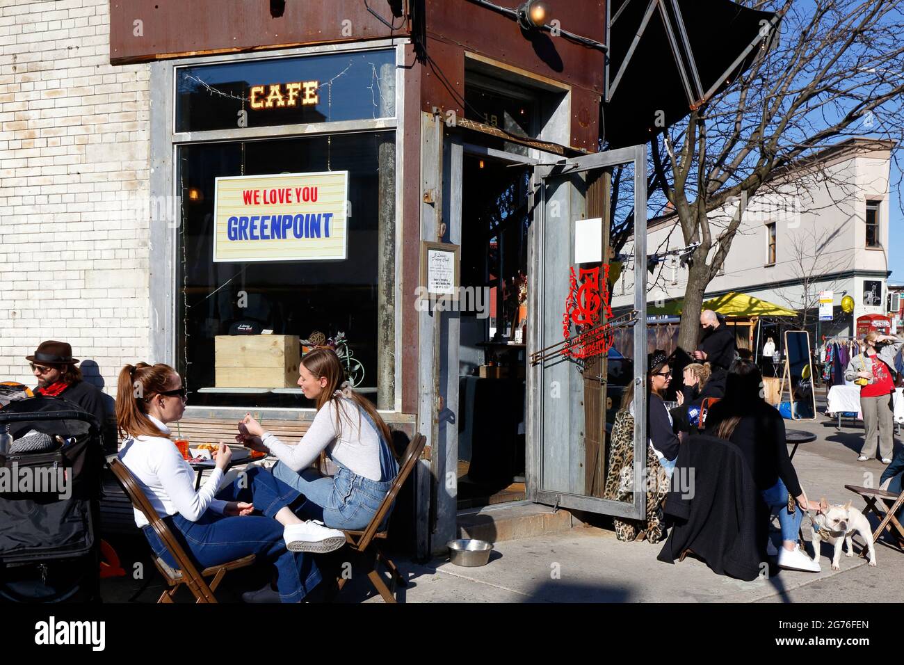 Les gens et les gens regardent, la scène du week-end à l'extérieur de Five Leaves, un restaurant brunch à Greenpoint, Brooklyn, New York. Banque D'Images