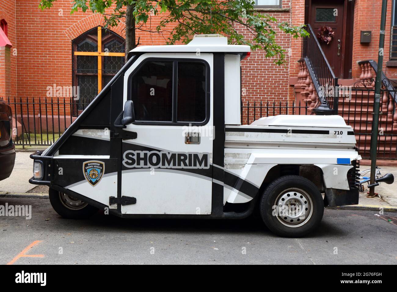 Un véhicule de patrouille à 3 roues Crown Heights Shomrim stationné dans une rue de Brooklyn. Banque D'Images