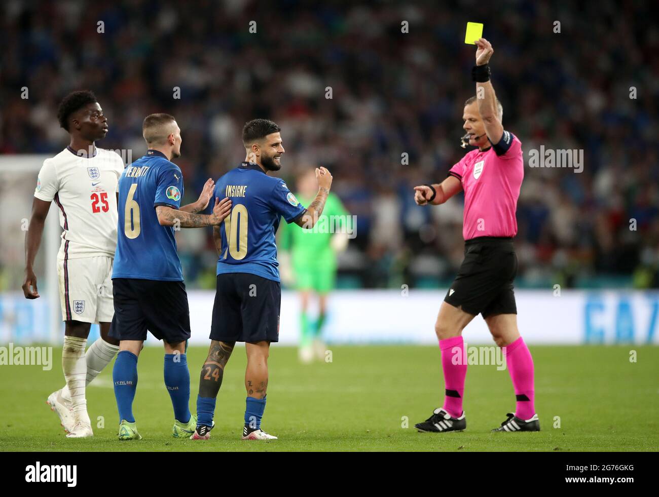Lorenzo Insigne en Italie réagit après avoir reçu une carte jaune de l'arbitre Bjorn Kuipers lors de la finale de l'UEFA Euro 2020 au stade Wembley, à Londres. Date de la photo: Dimanche 11 juillet 2021. Banque D'Images