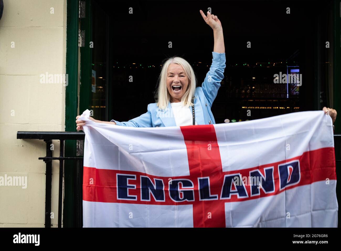 Londres, Royaume-Uni. 11 juillet 2021. Un fan de football détient le drapeau de l'Angleterre avant la finale de l'UEFA EURO 2020 entre l'Italie et l'Angleterre. (Photo par Andy Barton/SOPA Images/Sipa USA) crédit: SIPA USA/Alay Live News Banque D'Images