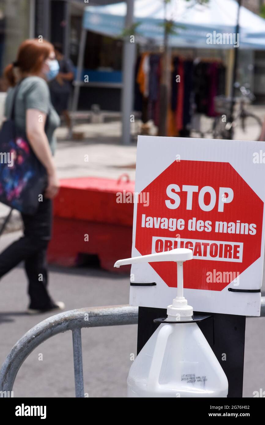 Demande obligatoire de désinfection des mains avant d'entrer dans la vente de trottoirs, Montréal Canada / Covid-19 pandémie Banque D'Images