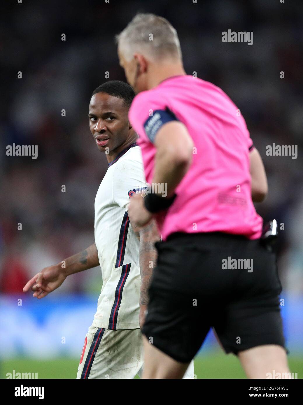 Raheem Sterling, de l'Angleterre, réagit à l'arbitre Bjorn Kuipers lors de la finale de l'UEFA Euro 2020 au stade Wembley, à Londres. Date de la photo: Dimanche 11 juillet 2021. Banque D'Images