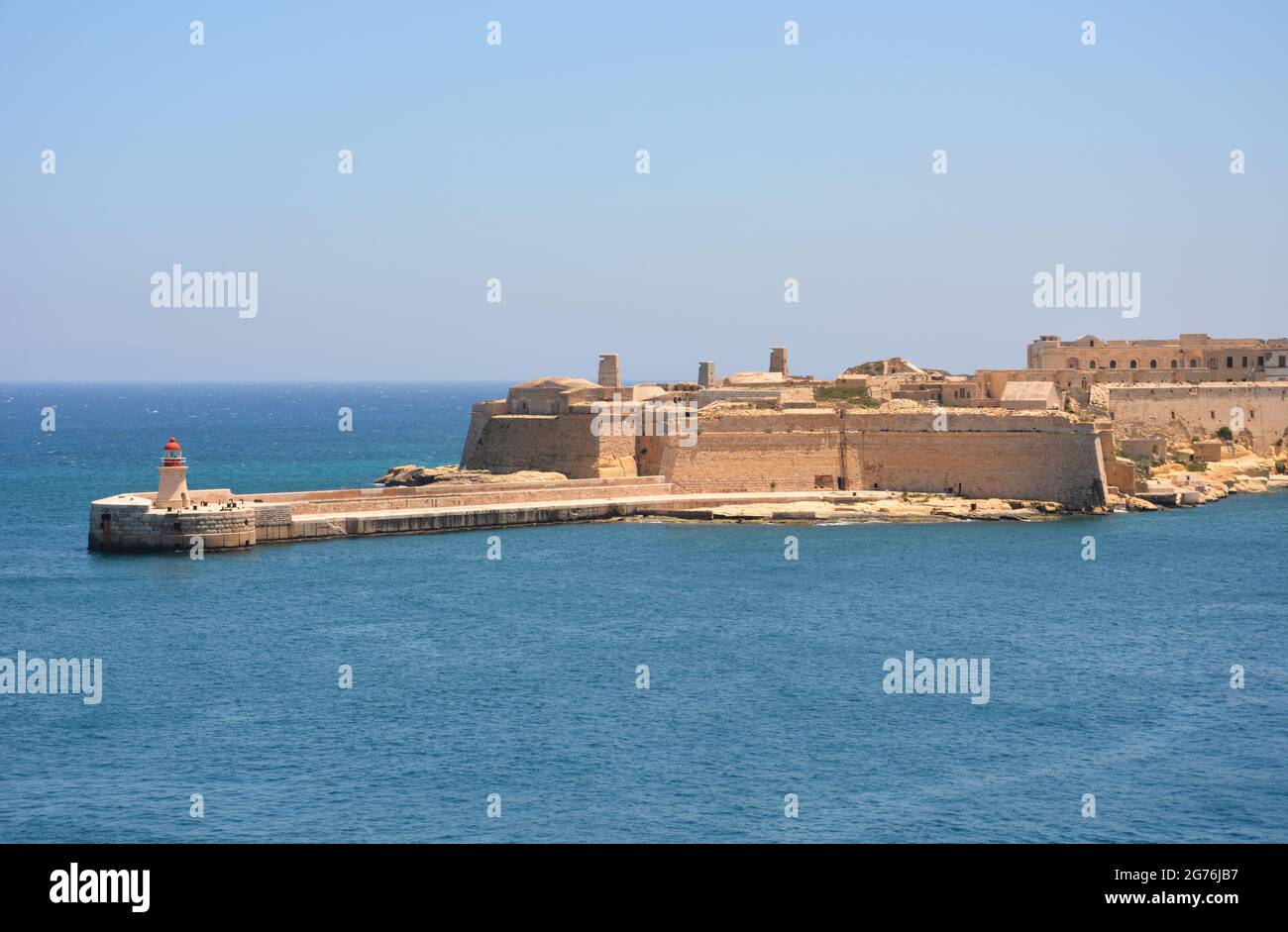 Une vue panoramique sur le brise-lames de Ricasoli East à Valletta, Malte Banque D'Images