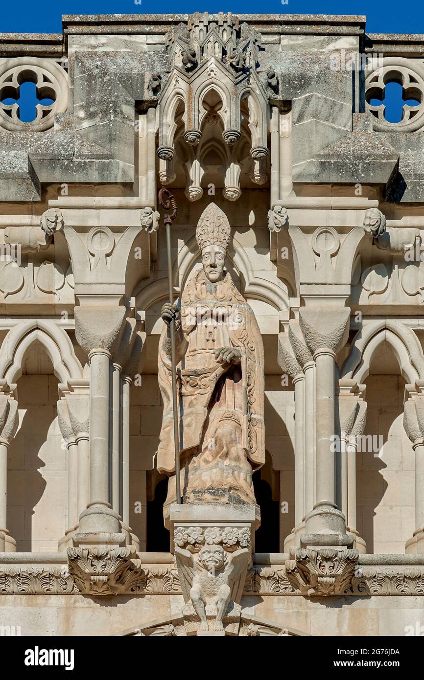 Gros plan de la sculpture de San Julian dans une niche de la façade extérieure gothique de la cathédrale de Cuenca, Castilla la Mancha, Espagne, Europe Banque D'Images