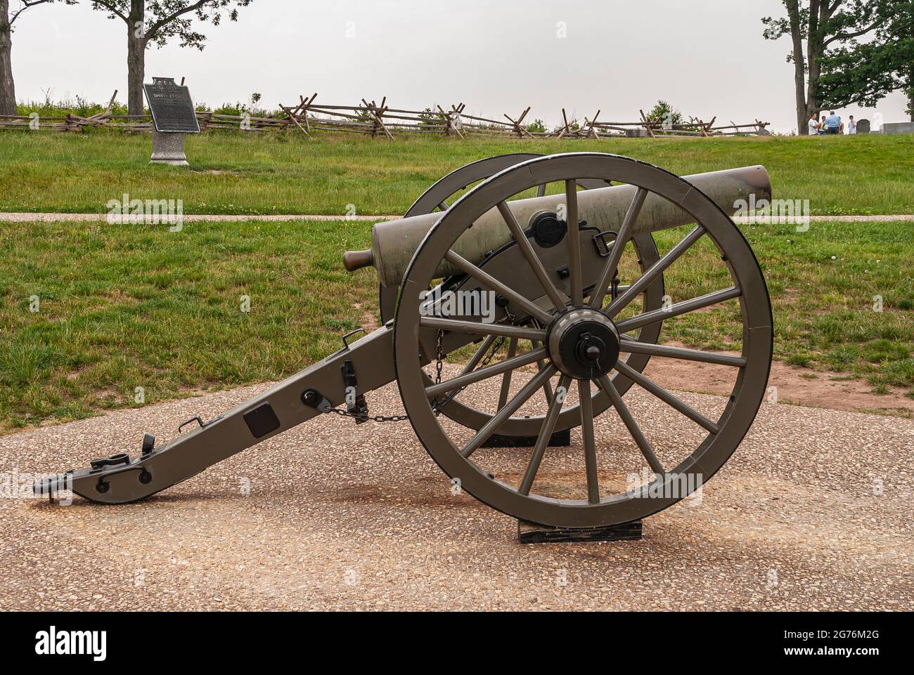 Gettysburg, PA, Etats-Unis - 14 juin 2008 : monuments du champ de bataille. Gros plan de petits canons sur roues en béton brun entouré d'une pelouse verte sous sil Banque D'Images