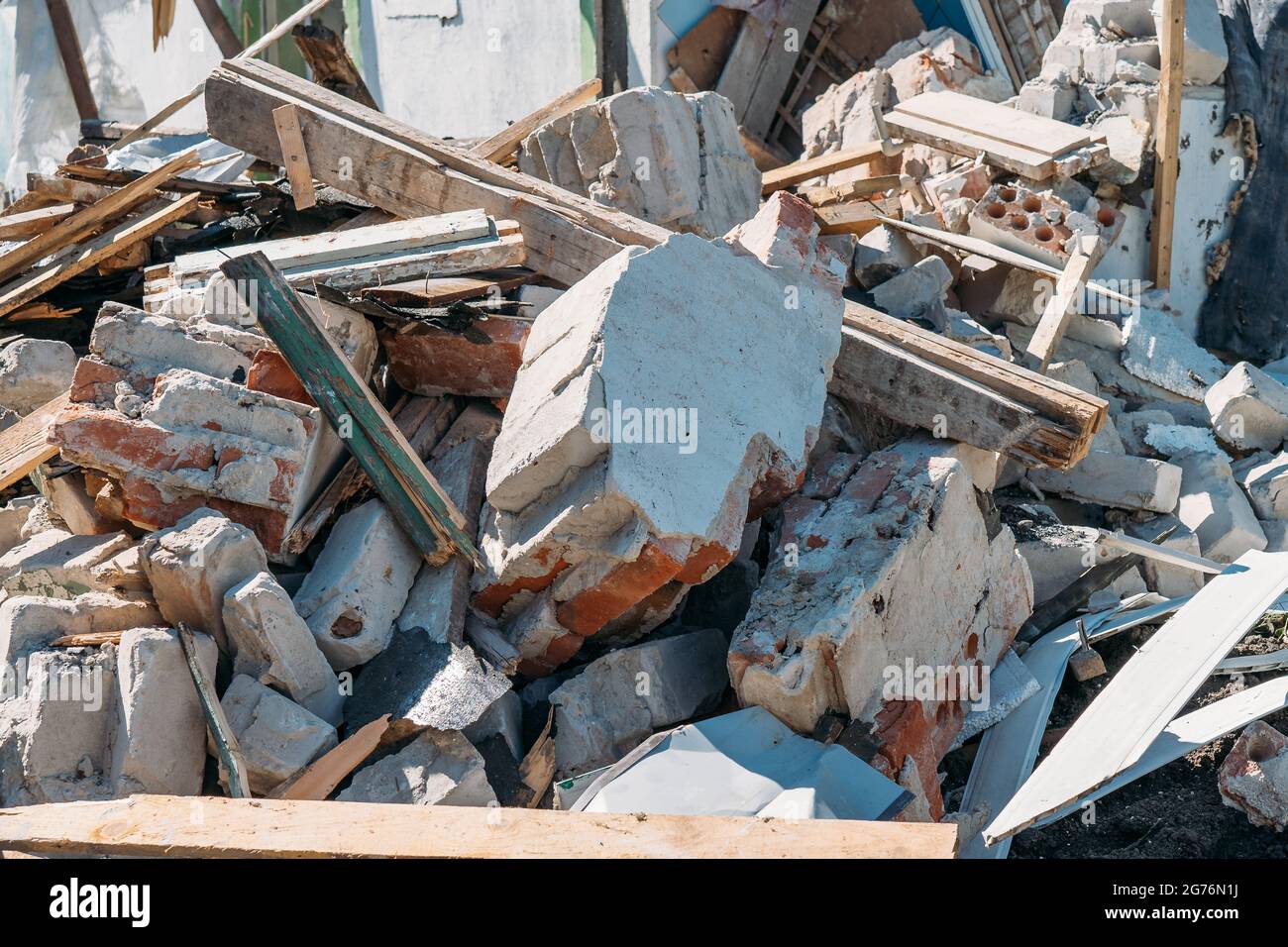 Ruines d'un bâtiment brisé. Débris de construction en béton démoli. Maison détruite. Banque D'Images