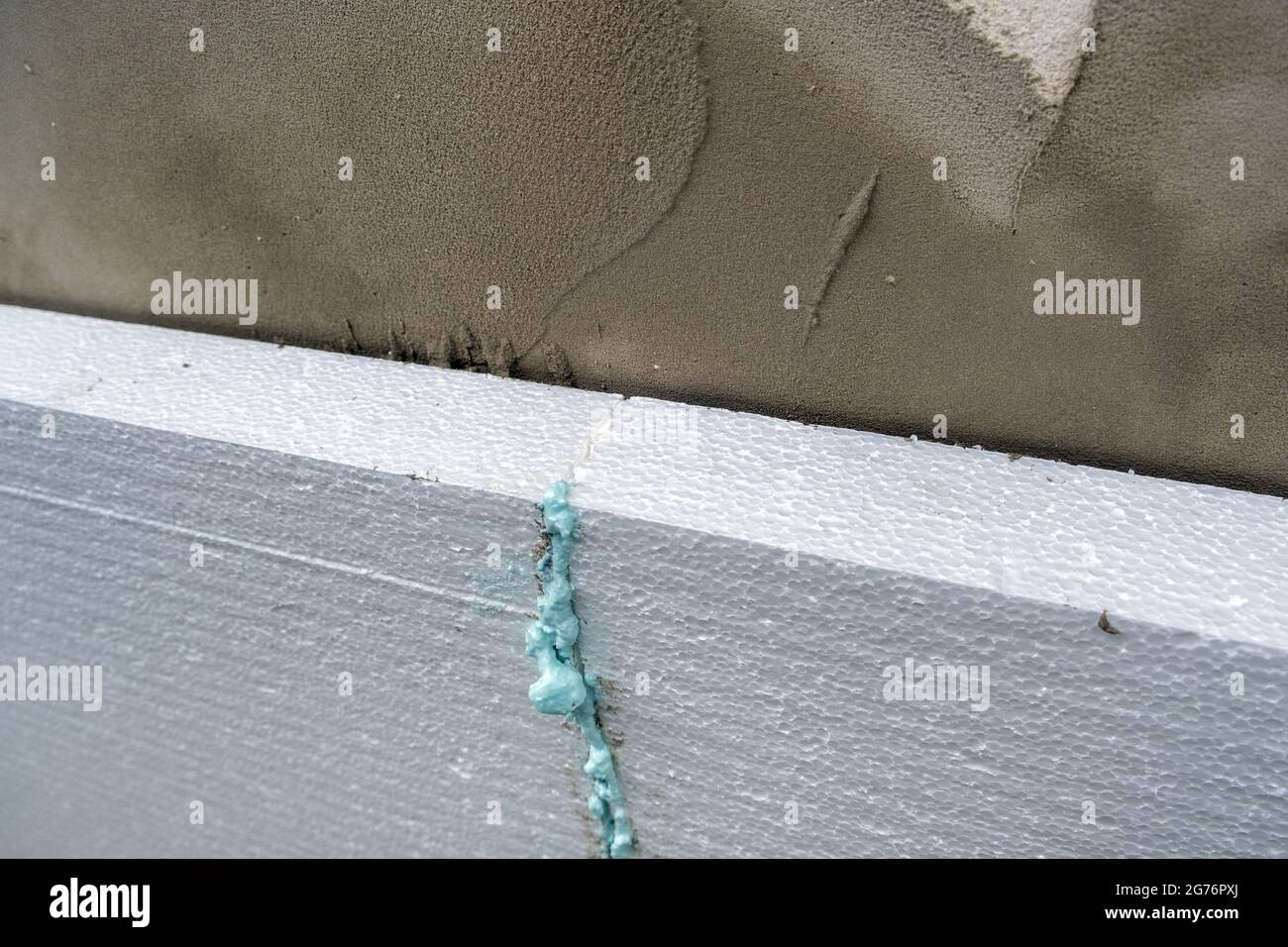 Installation de feuilles d'isolation en mousse de polystyrène sur le mur de la façade de la maison pour la protection thermique. Banque D'Images