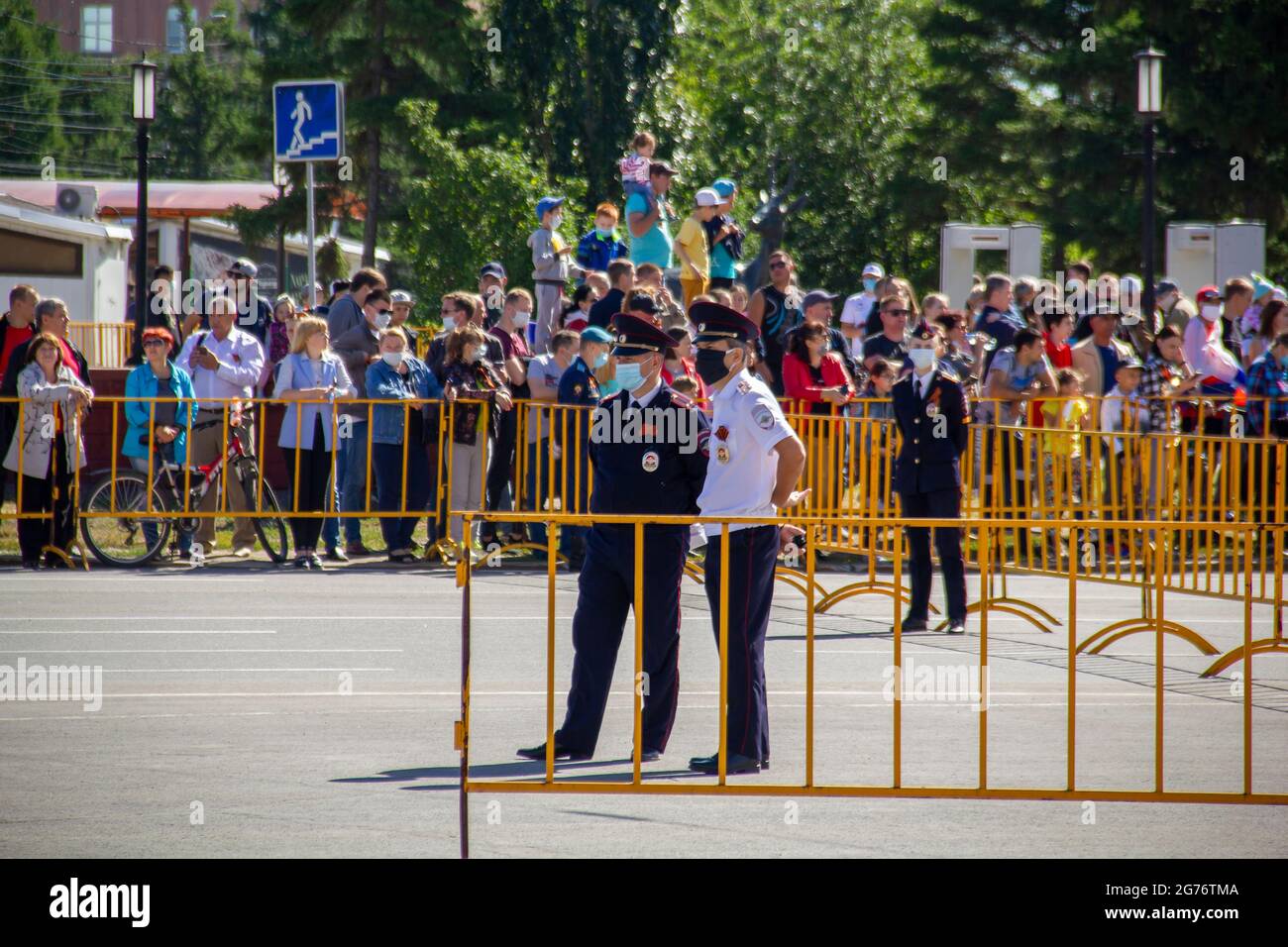 Omsk, Russie. 24 juin 2020. Les policiers attendent le début de la parade. Défilé de matériel militaire en l'honneur du jour de la victoire. Crédit: Igor Kutn Banque D'Images