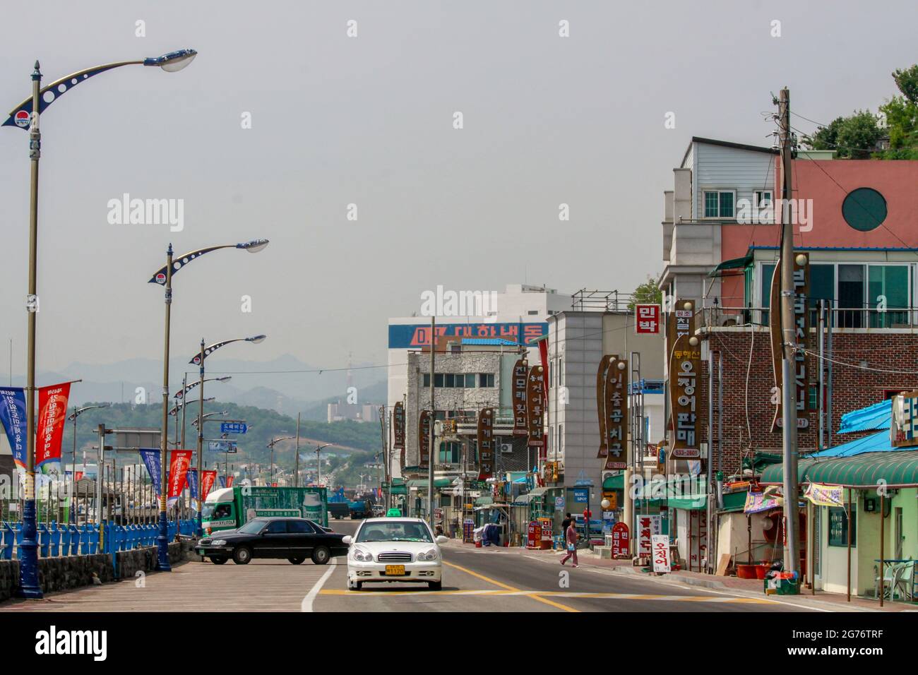 12 juillet 2021-Samcheok-A vue sur le marché de la nourriture de mer village et la scène portuaire à la ville portuaire de Donghae, Corée du Sud. Banque D'Images