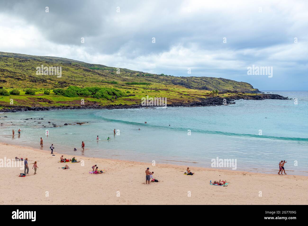 Les gens se baignent au soleil et nagent sur la plage Anakena de l'île de Pâques, Rapa Nui, Chili. Banque D'Images