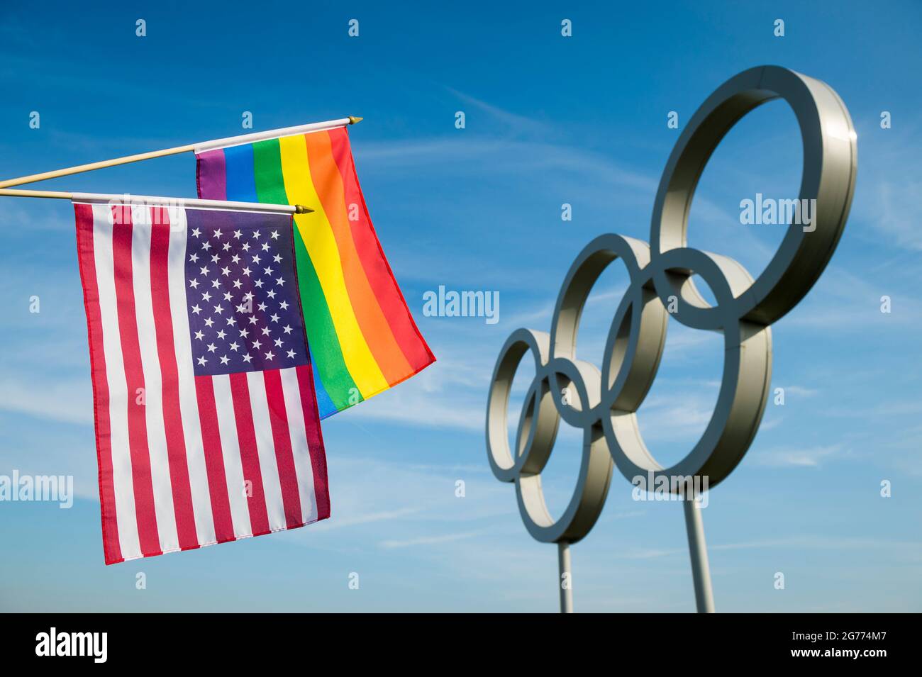RIO DE JANEIRO - 4 MAI 2016 : un drapeau de fierté gay de couleur arc-en-ciel est accroché à un drapeau britannique de l'Union devant les anneaux olympiques contre le bleu vif Banque D'Images
