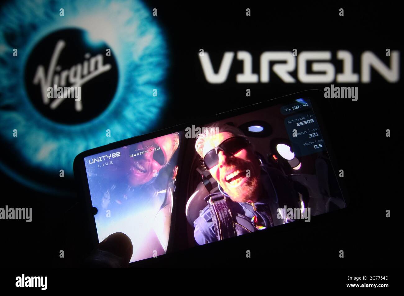 Ukraine. 11 juillet 2021. Dans cette illustration, le milliardaire britannique Richard Branson est vu sur un fragment d'une vidéo de SpaceFlight de Unity 22 sur YouTube de Virgin Galactic affichée sur un smartphone avec le logo de Virgin Galactic en arrière-plan. Le milliardaire britannique Richard Branson le 11 juillet a grimpé de plus de 50 miles (ce qui marque la limite de l'espace selon les États-Unis ) à bord de son avion de la fusée spatiale Virgin Galactic VSS Unity et atterrit en toute sécurité, semble-t-il par les médias. Credit: Pavlo Gonchar/SOPA Images/ZUMA Wire/Alay Live News Banque D'Images