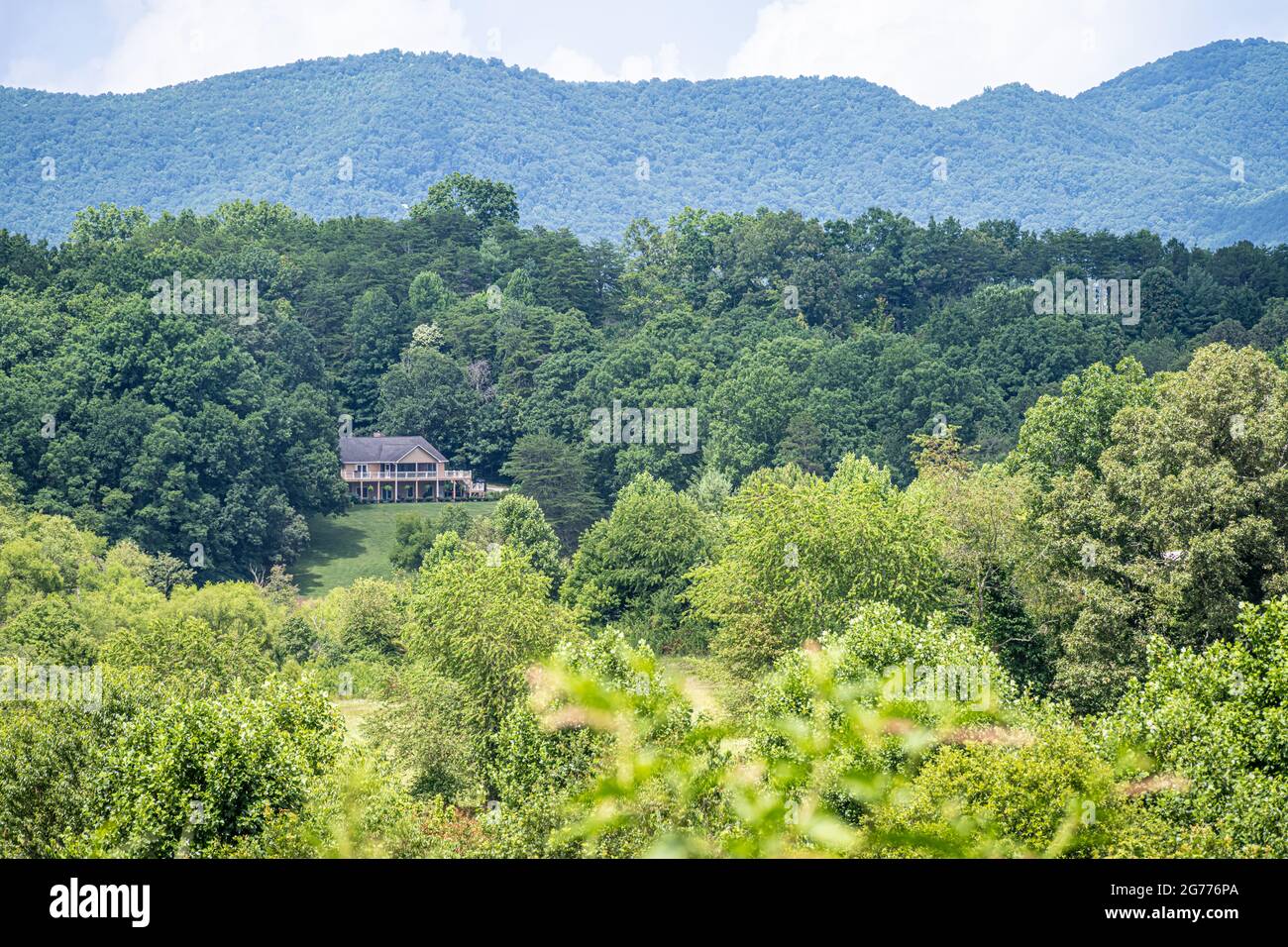 Maison de montagne nichée dans les Blue Ridge Mountains à Blairsville, Géorgie. (ÉTATS-UNIS) Banque D'Images
