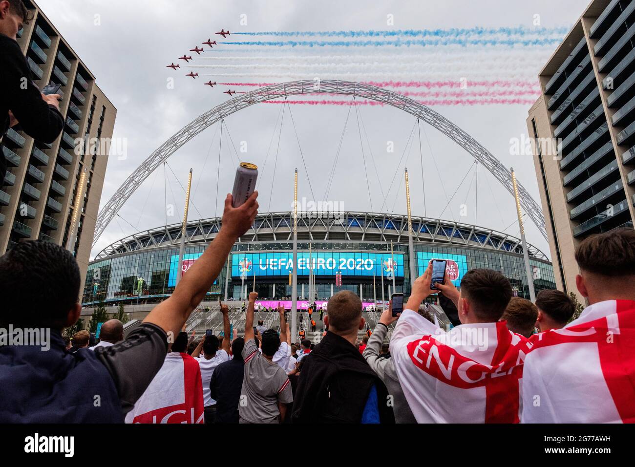 Londres, Royaume-Uni. 11 juillet 2021. Des flèches rouges survolant le stade de Wembley avant le match Italie contre Angleterre de la finale de l'Euro 2020. Crédit: Joao Daniel Pereira crédit: João Daniel Pereira/Alay Live News Banque D'Images