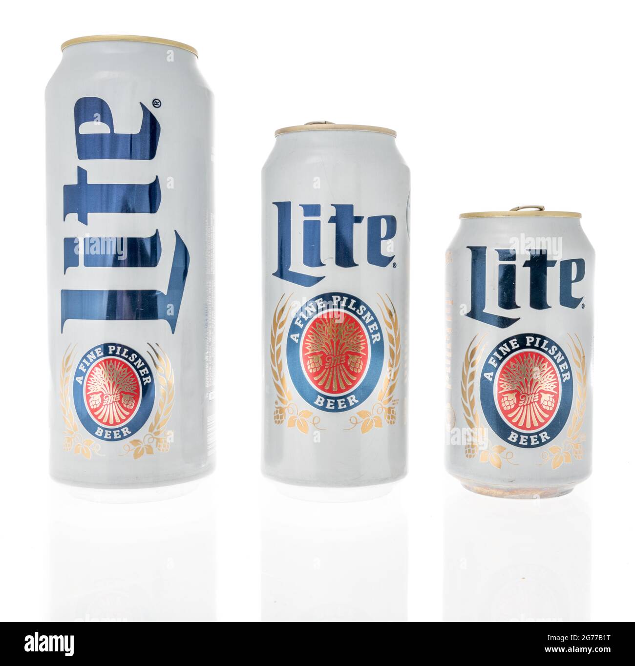 Winneconne, WI -11 juillet 2021 : une collection de bières Miller Lite de différentes tailles sur un fond isolé Banque D'Images