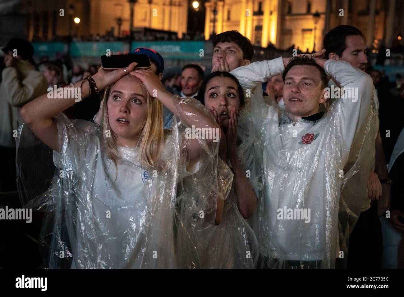 EURO 2020 : les fans d'Angleterre ressentent une défaite à Trafalgar Square tandis que l'Italie gagne 3-2 après une fusillade de pénalité déchiqueante lors de la finale de l'Euro. Londres, Royaume-Uni. Banque D'Images