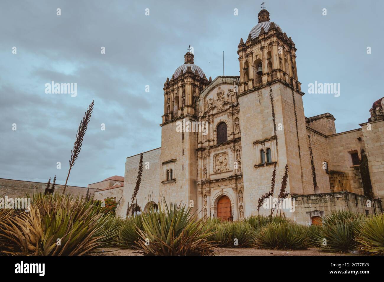 Temple de Santo Domingo de Guzmán de Oaxaca de Juarez par une journée nuageux Banque D'Images