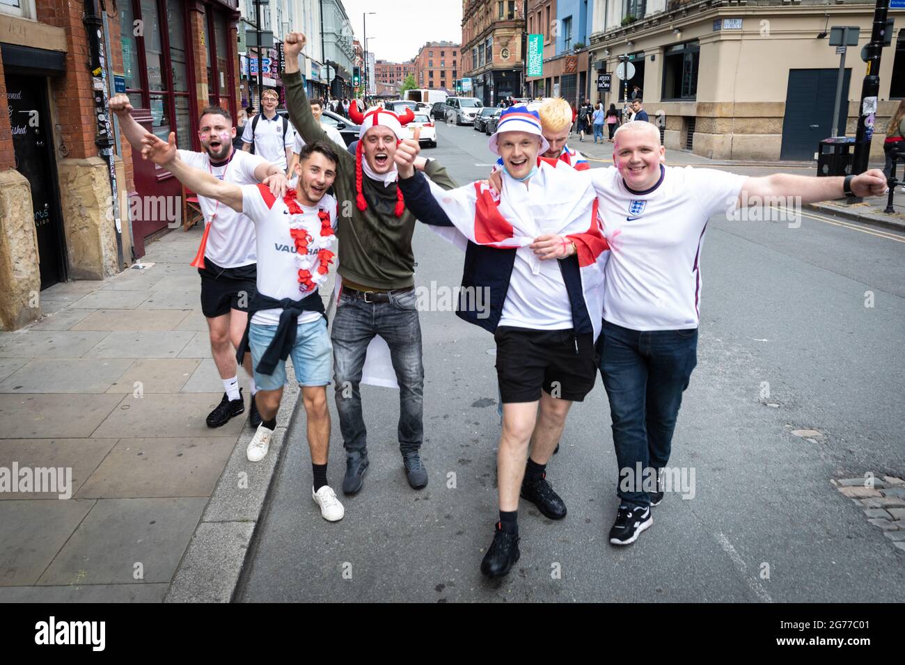 Manchester, Royaume-Uni. 11 juillet 2021. Les fans d'Angleterre se dirigent pour assister à la finale Angleterre contre Italie. Credit: Andy Barton/Alay Live News Banque D'Images