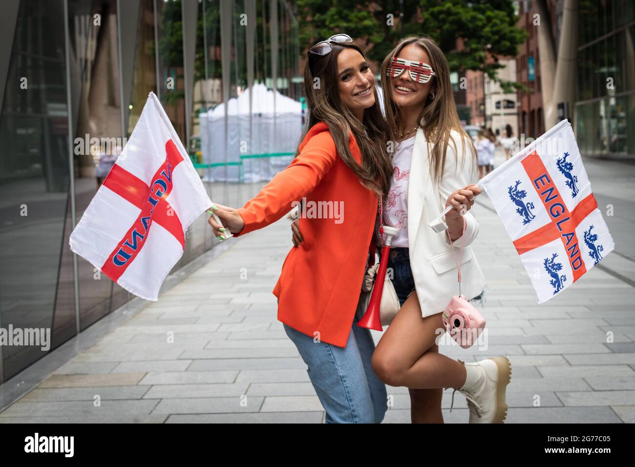 Manchester, Royaume-Uni. 11 juillet 2021. Deux filles portant des drapeaux St Georges s'arrêtent sur la route pour regarder le match.ÊAndy Barton/Alay Live News crédit: Andy Barton/Alay Live News Banque D'Images