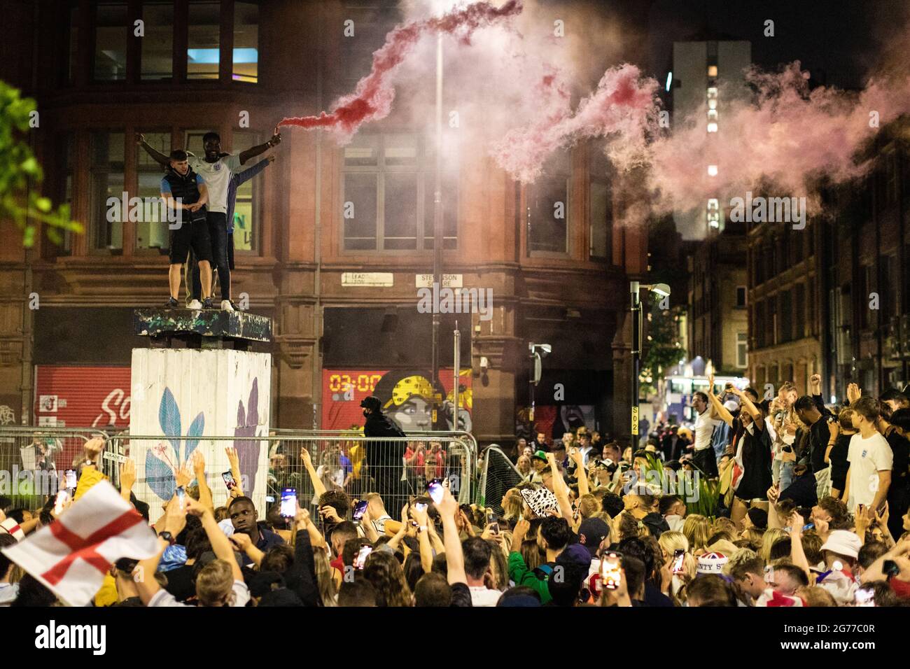 Manchester, Royaume-Uni. 11 juillet 2021. Indépendamment de la défaite contre l'Italie dans la finale de l'Euro2020, les fans de l'Angleterre célèbrent à Stevenson Square après le match. Credit: Andy Barton/Alay Live News Banque D'Images