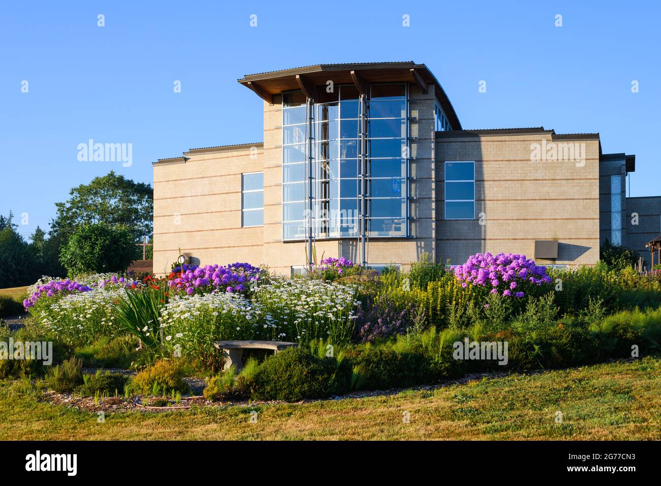 Duvall, WA, Etats-Unis - 11 juillet 2021 ; l'église catholique Holy Innocents dans la banlieue de Seattle de Duvall, le matin d'été ensoleillé Banque D'Images