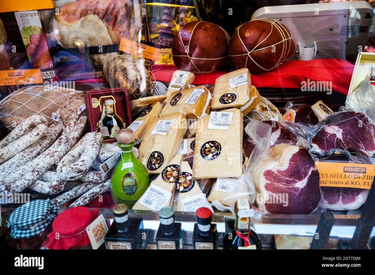 Une variété de petits produits dans un magasin à Bologne Italie Banque D'Images