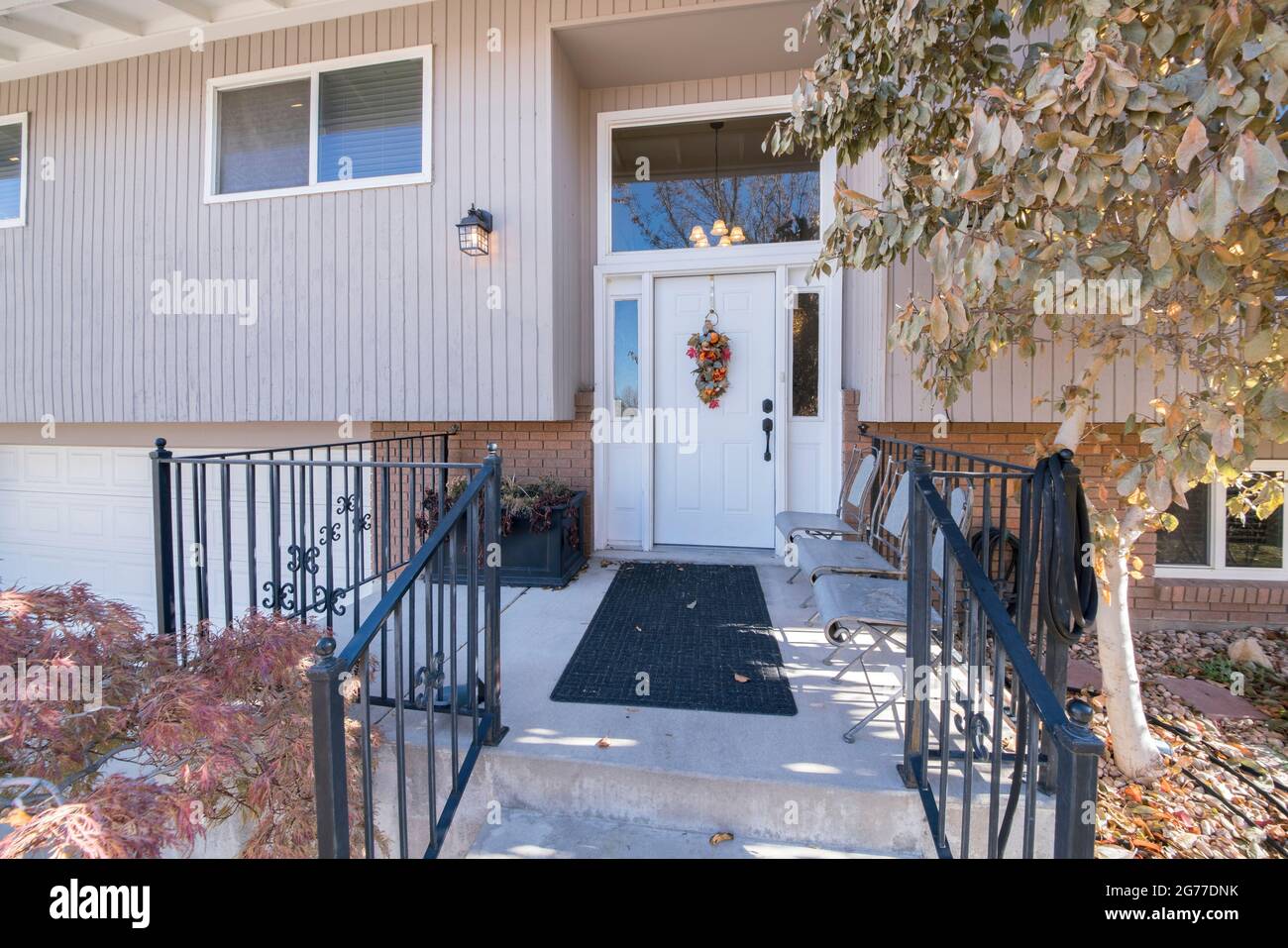 Porche surélevé d'une maison avec banister en métal noir Banque D'Images