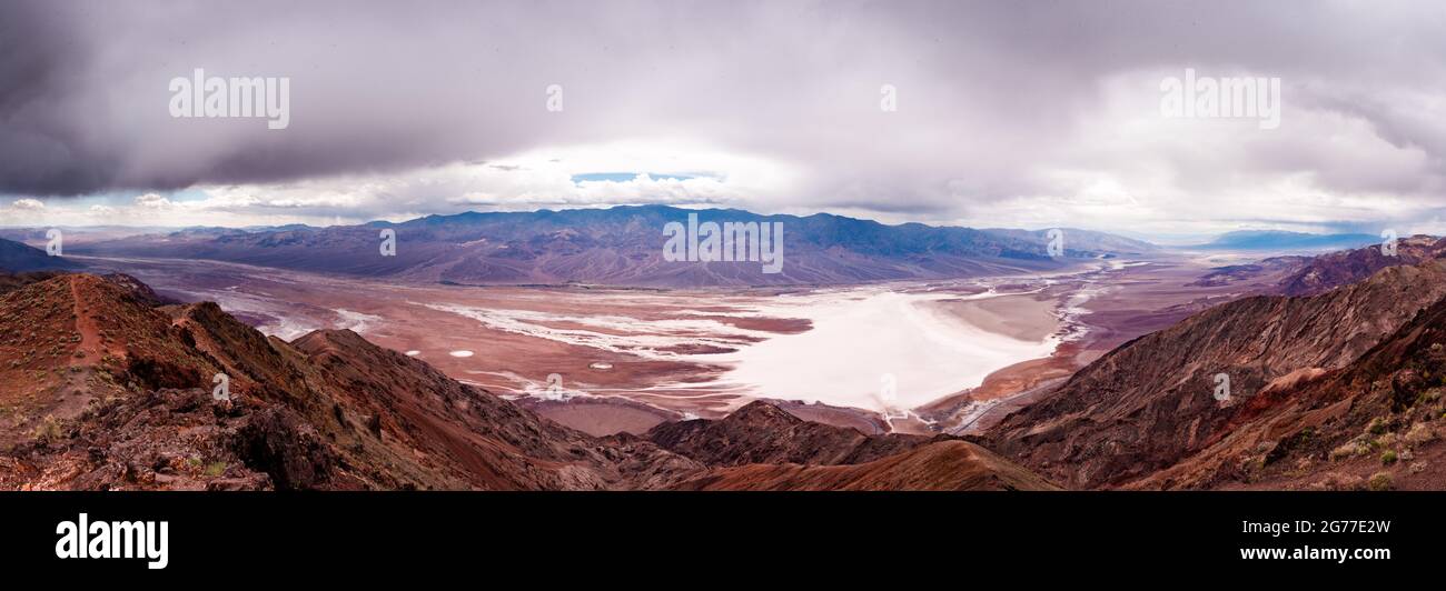 Vue panoramique sur le bassin de Bad Water dans le parc national de la Vallée de la mort Banque D'Images