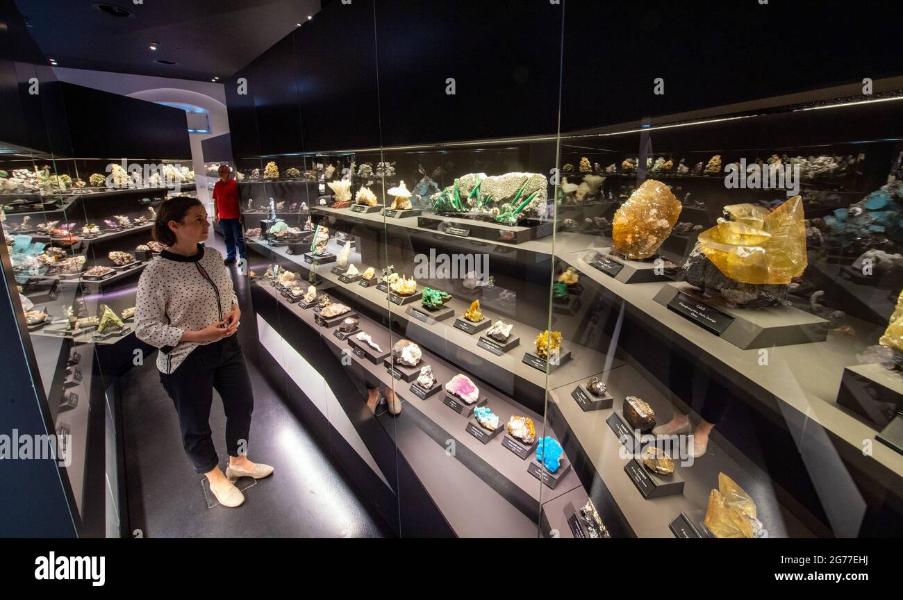 07 juillet 2021, Saxe, Freiberg: Christina Seifert, éducatrice de musée dans la collection minérale 'Terra Mineralia' de la tu Bergakademie à Freiberg, et Andreas Massanek, conservateur de la collection, se tiennent entre les cristaux à forte intensité de couleurs. Après une fermeture de huit mois due à la corona, l'exposition du château de Freudenstein rouvrira ses portes aux visiteurs le 15 juillet. L'exposition présente environ 3500 cristaux, minéraux, pierres précieuses et météorites provenant de cinq continents. Avec le début des vacances d'été en Saxe, les offres éducatives du musée pour les familles commencent également à nouveau. Photo: Hendrik Schmidt/dpa-Zentralb Banque D'Images 07 juillet 2021, Saxe, Freiberg: Christina Seifert, éducatrice de musée dans la collection minérale 'Terra Mineralia' de la tu Bergakademie à Freiberg, et Andreas Massanek, conservateur de la collection, se tiennent entre les cristaux à forte intensité de couleurs. Après une fermeture de huit mois due à la corona, l'exposition du château de Freudenstein rouvrira ses portes aux visiteurs le 15 juillet. L'exposition présente environ 3500 cristaux, minéraux, pierres précieuses et météorites provenant de cinq continents. Avec le début des vacances d'été en Saxe, les offres éducatives du musée pour les familles commencent également à nouveau. Photo: Hendrik Schmidt/dpa-Zentralb Banque D'Images