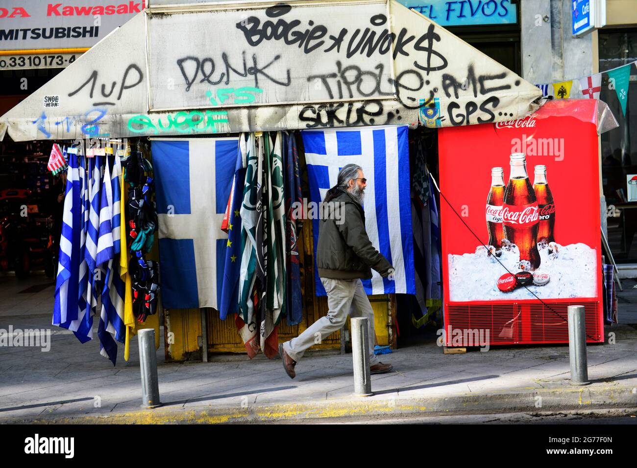 Drapeaux grecs vendus à partir d'un kiosque dans le centre d'Athènes, Grèce. Banque D'Images