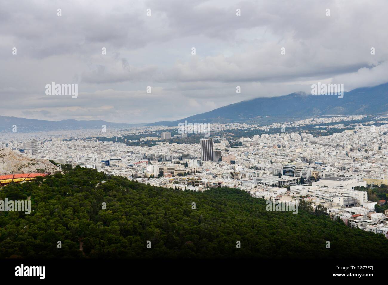 Vue sur la ville d'Athènes depuis le sommet de la colline du Lycabette. Banque D'Images