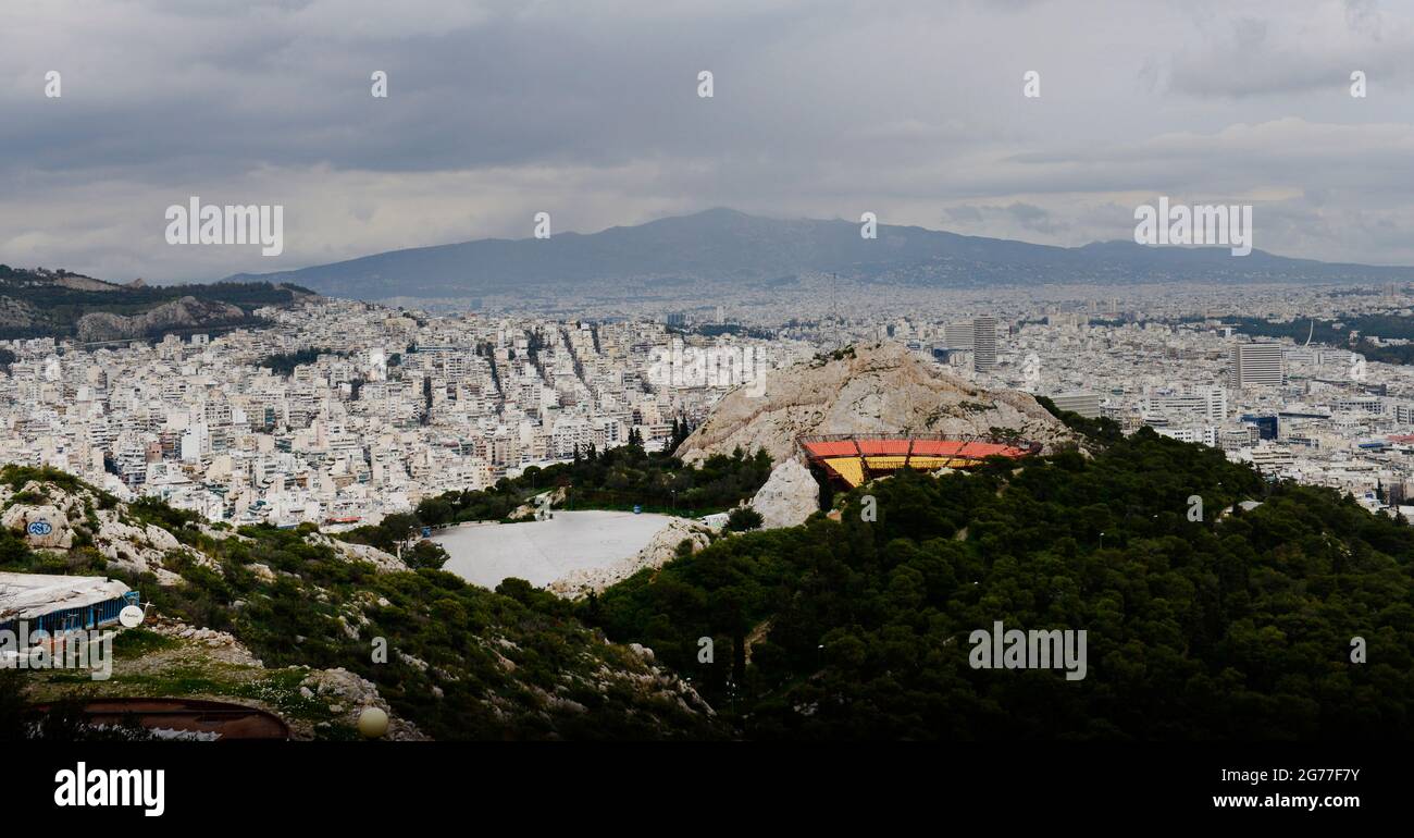 Vue sur la ville d'Athènes depuis le sommet de la colline du Lycabette. Banque D'Images