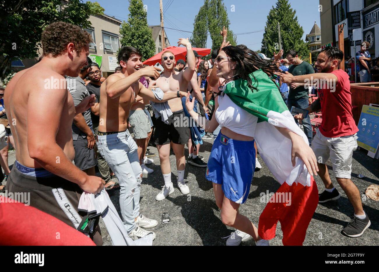 Vancouver, Canada. 11 juillet 2021. Les fans italiens célèbrent dans la rue à Vancouver, Canada, le 11 juillet 2021. L'Italie a battu l'Angleterre pour remporter les championnats de football Euro 2020 lors de la finale au stade Wembley à Londres, en Grande-Bretagne. L'Italie a battu l'Angleterre 3-2 dans une fusillade de pénalité après un tirage de 1-1. Credit: Liang Sen/Xinhua/Alay Live News Banque D'Images