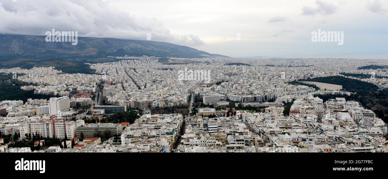 Vue sur la ville d'Athènes depuis le sommet de la colline du Lycabette. Banque D'Images